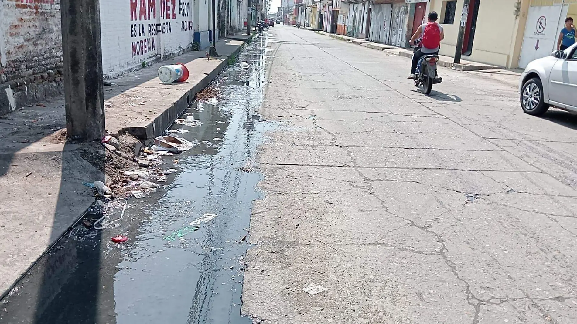 calle donde corre agua de drenaje